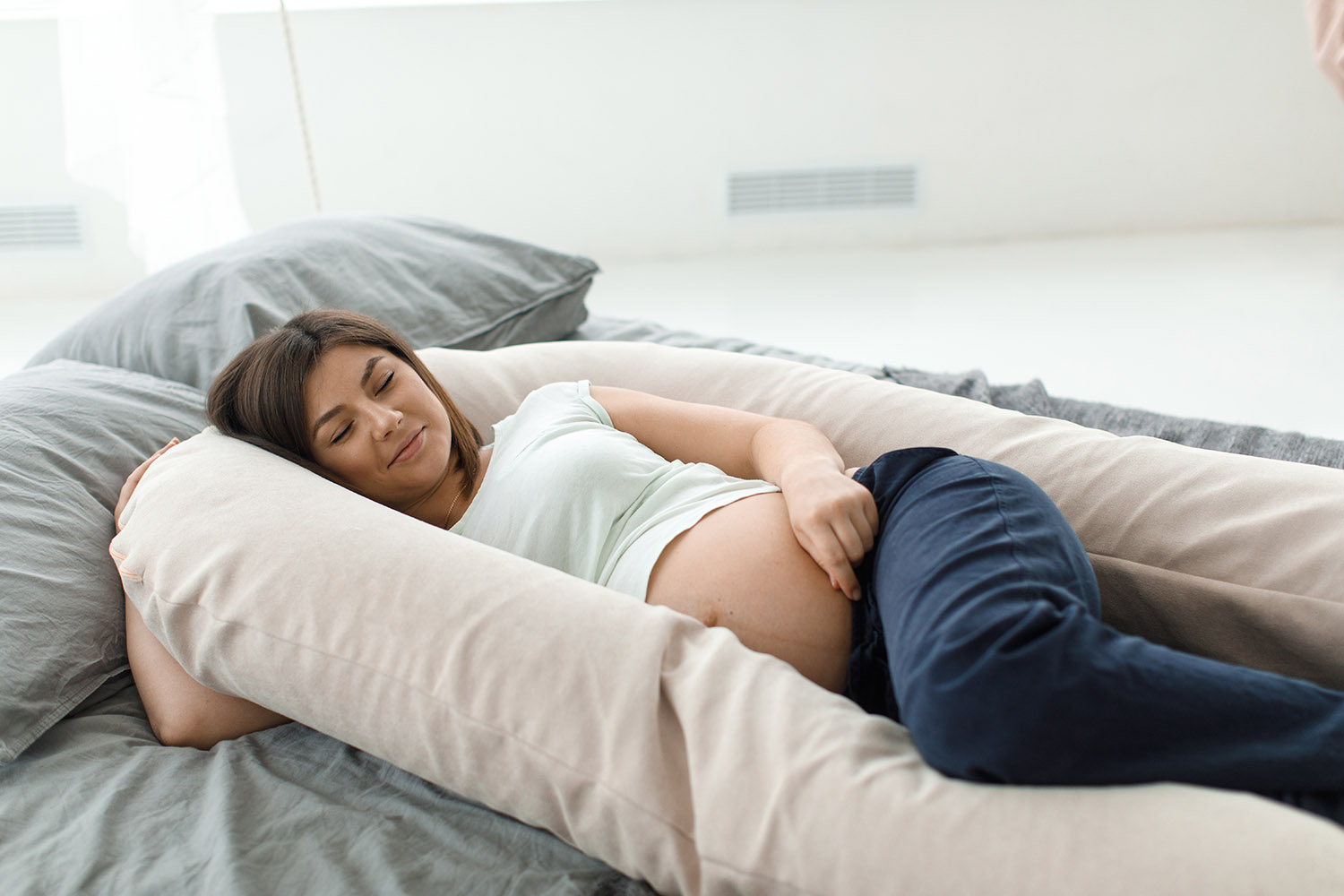 Стоит ли при беременности покупать специальную подушку?